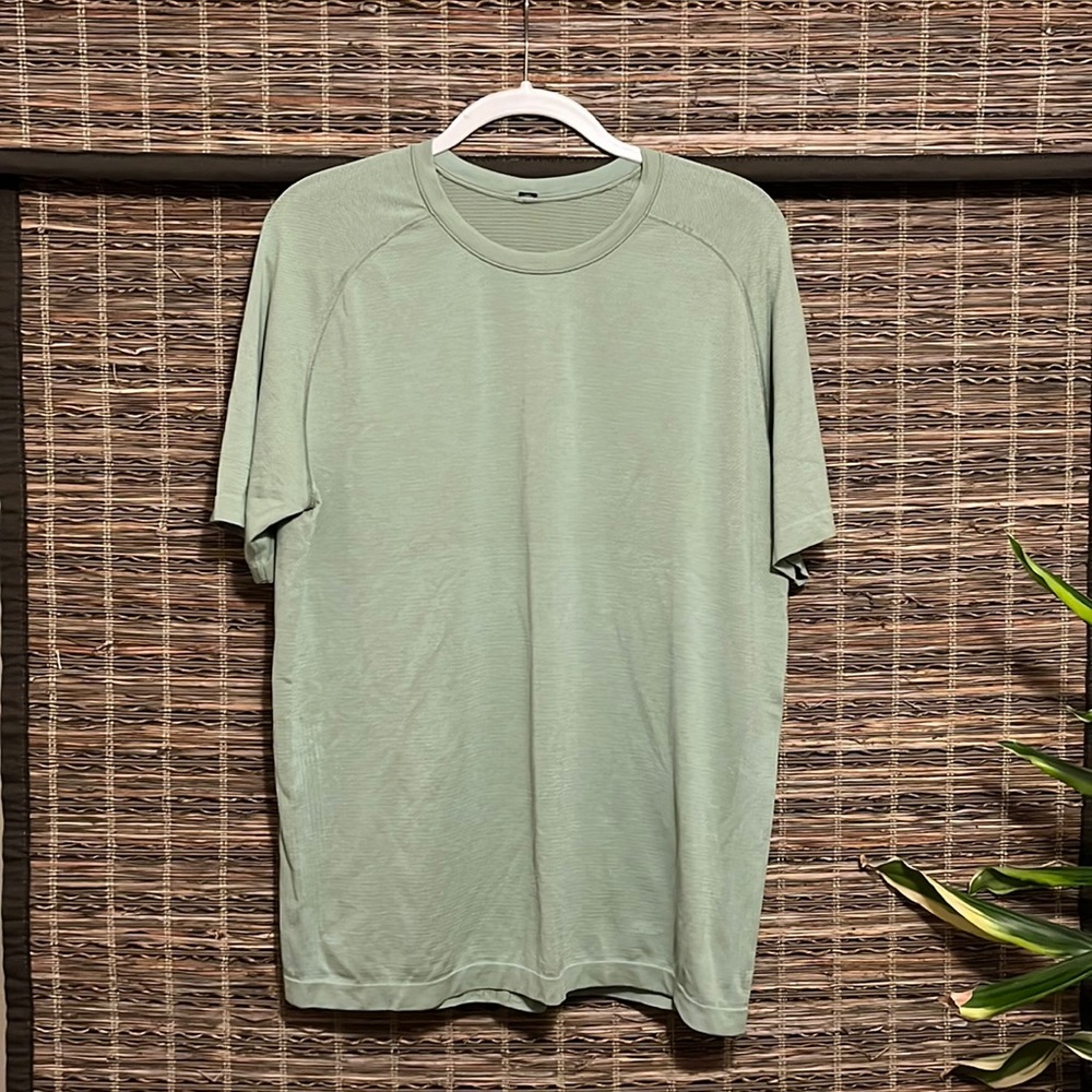 Men’s Lululemon Shirt - Large